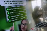 Mahasiswa melihat ulasan tentang aplikasi produk dan layanan Inovasi Teknologi Sektor Keuangan (ITSK) di Sadang Hegar, Bandung, Jawa Barat, Selasa (15/10/2024). Otoritas Jasa Keuangan (OJK) memperkirakan jumlah produk dan layanan ITSK akan melonjak dari 5 menjadi 100 produk pada tahun 2028 dengan kemitraan di sektor ini juga diharapkan tumbuh secara signifikan, dari 953 menjadi 5.000 kemitraan. ANTARA FOTO/Raisan Al Farisi/agr