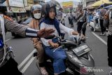 Personel kepolisian memberhentikan pengendara roda dua saat Operasi Zebra Maung 2024 di Kota Serang, Banten, Selasa (15/10/2024). Polda Banten menggelar Operasi Zebra Maung 2024 di seluruh wilayah Banten hingga 27 Oktober 2024 dengan menyasar pelanggar lalu lintas untuk diberikan edukasi tentang pentingnya keselamatan dalam berlalu lintas. ANTARA FOTO/Muhammad Bagus Khoirunas/gp