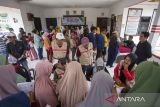 Warga melakukan pendataan saat mengambil beras bansos di balai desa Pabean Udik, Indramayu, Jawa Barat, Selasa (15/10/2024). Pemerintah kembali menyalurkan bantuan pangan beras tahap ketiga periode Agustus, Oktober dan Desember 2024 kepada 22 juta keluarga penerima manfaat (KPM) di seluruh Indonesia dalam upaya membantu meringankan beban ekonomi masyarakat sekaligus pengendalian inflasi. ANTARA FOTO/Dedhez Anggara/agr