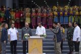 Presiden Joko Widodo (keempat kiri) didampingi Kepala Badan Intelijen Negara (BIN) Budi Gunawan (keempat kanan) dan Wali Nanggroe Aceh Tgk Malik Mahmud Al Haytar (ketiga kiri) usai menandatangani prasasti peresmian Gedung Aneuk Muda Aceh Unggul dan Hebat (AMANAH) di Kawasan Industri Aceh (KIA) Ladong, Aceh Besar, Aceh, Selasa (15/10/2024). Presiden Joko Widodo meresmikan Gedung AMANAH Aceh yang multifungsi sebagai wadah pengembangan diri serta peningkatan kapasitas sumber daya manusia meliputi bidang kreatif, riset dan teknologi, kewirausahaan, industri kreatif, pertanian, pendidikan, literasi, seni, budaya dan bahasa. ANTARA FOTO/Khalis Surry