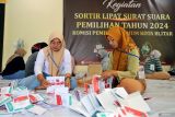 Pekerja mensortir dan melipat surat suara yang akan digunakan pada Pilkada serentak 2024 di gudang KPU Kota Blitar, Jawa Timur, Selasa (15/10/2024). KPU Kota Blitar mulai melakukan penyortiran dan pelipatan sebanyak 123.271 lembar surat suara reguler dan cadangan yang akan digunakan dalam Pilwalkot Blitar, sementara 2 ribu surat suara lainnya, belum dilakukan sortir dan lipat karena disipakan hanya digunakan jika terjadi Pemungutan Suara Ulang (PSU). ANTARA Jatim/Irfan Anshori/mas.