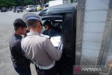 Petugas kepolisian memeriksa kelengkapan surat pengemudi saat Operasi Zebra Kapuas di Bundaran Digulis Pontianak, Kalimantan Barat, Selasa (15/10/2024).Operasi zebra kapuas yg digelar Polda Kalbar dr 14-27 Oktober 2024 di wilayah setempat tersebut bertujuan untuk meningkatkan disiplin masyarakat dalam berlalu lintas serta menurunkan angka kejadian dan korban kecelakaan lalu lintas. Antara Kalbar/Edo Saputra/Jhw