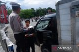 Petugas kepolisian memeriksa kelengkapan surat pengemudi saat Operasi Zebra Kapuas di Bundaran Digulis Pontianak, Kalimantan Barat, Selasa (15/10/2024).Operasi zebra kapuas yg digelar Polda Kalbar dr 14-27 Oktober 2024 di wilayah setempat tersebut bertujuan untuk meningkatkan disiplin masyarakat dalam berlalu lintas serta menurunkan angka kejadian dan korban kecelakaan lalu lintas. Antara Kalbar/Edo Saputra/Jhw