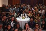 Menjelang purnatugas Menlu Retno Marsudi. Menteri Luar Negeri Retno LP Marsudi (tengah) berfoto dengan sejumlah jurnalis peliput di Kementerian Luar Negeri menjelang purnatugas di Jakarta, Selasa (15/10/2024). Menlu Retno LP Marsudi akan menjalankan tugas baru di PBB sebagai Utusan Khusus Sekjen Perserikatan Bangsa-bangsa (PBB) untuk isu air usai purnatugas sebagai menteri luar negeri. ANTARA FOTO/Akbar Nugroho Gumay/nym.ANTARA FOTO/AKBAR NUGROHO GUMAY (ANTARA FOTO/AKBAR NUGROHO GUMAY)