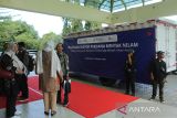 Sejumlah pejabat Otoritas Jasa Keuangan (OJK), Universitas Syiah Kuala (USK),  International Labour Organization (ILO) untuk Indonesia dan Timor Leste dan  Kedutaan Besar Swiss untuk Indonesia melepas ekspor perdana minyak nilam di Banda Aceh, Aceh, Selasa  (15/10/2024). Ekspor pedana sebanyak 1, 4 ton minyak nilam ke Perancis senilai Rp3,22 milyar itu  merupakan produksi dari desa ekosistem keuangan Inklusif  (EKI) Aceh di bawah naungan Otoritas Jasa Keuangan (OJK ).ANTARA FOTO/Ampelsa.