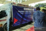 Sejumlah pejabat Otoritas Jasa Keuangan (OJK), Universitas Syiah Kuala (USK),  International Labour Organization (ILO) untuk Indonesia dan Timor Leste dan  Kedutaan Besar Swiss untuk Indonesia melepas ekspor perdana minyak nilam di Banda Aceh, Aceh, Selasa  (15/10/2024). Ekspor pedana sebanyak 1, 4 ton minyak nilam ke Perancis senilai Rp3,22 milyar itu  merupakan produksi dari desa ekosistem keuangan Inklusif  (EKI) Aceh di bawah naungan Otoritas Jasa Keuangan (OJK ).ANTARA FOTO/Ampelsa.