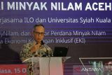 Ketua Dewan Komisioner Otoritas Jasa Keuangan (OJK) Mahendra Siregar, memberikan sambutan pada kegiatan penandatanganan kerjasama Universitas Syiah Kuala (USK) dengan International Labour OrganizationKerjasa (ILO) di bidang penguatan ekosistem rantai nilai minyak nilam Aceh di  Banda Aceh, Aceh, Selasa  (15/10/2024). Kerjasama Universitas Syiah Kuala (USK) dengan International Labour OrganizationKerjasa (ILO) itu untuk meningkatkan UMKM minyak nilam di Aceh dan kapasitas literasi keuangan petani kecil dalam  ekosistem  rantai nilai komoditas minyak atsiri melalui pelatihan komprehensif serta peningkatan akses pasar dalam negeri dan pasar global.ANTARA FOTO/Ampelsa.