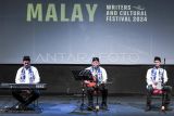 Tim Kesenian Balai Pelestarian Kebudayaan Wilayah III Banten dan Jakarta memainkan musik gambus untuk mengiringi Tari Zapin dan Tari Samrah Betawi saat pembukaan Malay Writers and Cultural Festival (MWCF) 2024 di Gedung Teater Arena Taman Budaya Jambi, Jambi, Senin (14/10/2024). Kegiatan yang menampilkan atraksi seni budaya dan dialog sastra tersebut bertujuan menggali nilai-nilai pengetahuan dari para maestro kebudayaan rumpun Melayu, digelar pada 14-17 Oktober 2024. ANTARA FOTO/Wahdi Septiawan/Spt.