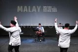 Tim Kesenian Balai Pelestarian Kebudayaan Wilayah III Banten dan Jakarta memainkan musik gambus untuk mengiringi Tari Zapin dan Tari Samrah Betawi saat pembukaan Malay Writers and Cultural Festival (MWCF) 2024 di Gedung Teater Arena Taman Budaya Jambi, Jambi, Senin (14/10/2024). Kegiatan yang menampilkan atraksi seni budaya dan dialog sastra tersebut bertujuan menggali nilai-nilai pengetahuan dari para maestro kebudayaan rumpun Melayu, digelar pada 14-17 Oktober 2024. ANTARA FOTO/Wahdi Septiawan/Spt.