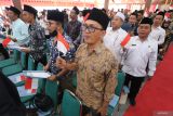 Sejumlah tamu undangan mengikuti pembacaan ikrar saat konferensi pers kolaborasi pengungkapan kasus tindak pidana narkotika dan ikrar bersama mewujudkan Madura bersih narkoba (Bersinar) di Bangkalan, Jawa Timur, Selasa (15/10/2024). Kegiatan yang dihadiri ulama, tokoh masyarakat dan pajabat dari pusat, proviinsi serta pejabat dari empat kabupaten di Madura yakni Bangkalan, Sampang, Pamekasan dan Sumenep tersebut sebagai upaya bersama dalam memberantas peredaran gelap narkoba di Pulau Madura. ANTARA Jatim/Moch Asim.