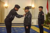 Kepala Staf TNI Angkatan Laut Laksamana TNI Muhammad Ali (kiri) menyematkan Brevet Kehormatan Hiu Kencana kepada Wakil Presiden Ma'ruf Amin (tengah) di Auditorium Istana Wakil Presiden, Jakarta, Selasa (15/10/2024). Wapres menerima Brevet Kehormatan Hiu Kencana sebagai penghargaan atas dukungan dalam pengembangan armada kapal selam TNI AL. Antara Kaltim/Indrianto Eko Suwarso/rwa/mrh