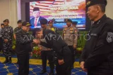 
Wakil Presiden Ma'ruf Amin (kiri) menerima ucapan selamat dari Wakasal Laksamana Madya TNI Erwin S. Aldedharma (kedua kanan) disaksikan Wakapolri Komjen Pol Agus Andrianto (tengah) usai menerima Brevet Kehormatan Hiu Kencana di Auditorium Istana Wakil Presiden, Jakarta, Selasa (15/10/2024). Wapres menerima Brevet Kehormatan Hiu Kencana sebagai penghargaan atas dukungan dalam pengembangan armada kapal selam TNI AL. Antara Kaltim/Indrianto Eko Suwarso/rwa/mrh