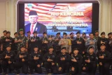 Wakil Presiden Ma'ruf Amin (keempat kiri) berfoto bersama Kepala Staf TNI Angkatan Laut (Kasal) Laksamana TNI Muhammad Ali (ketiga kiri), Wakasal Laksamana Madya TNI Erwin S. Aldedharma (ketiga kanan), Wakasad Letjen TNI Tandyo Budi R. (kedua kiri) dan Pangkoarmada Laksamana Madya TNI Denih Hendrata (kiri), dan Wakapolri Komjen Pol Agus Andrianto (keempat kanan) usai menerima Brevet Kehormatan Hiu Kencana di Auditorium Istana Wakil Presiden, Jakarta, Selasa (15/10/2024). Wapres menerima Brevet Kehormatan Hiu Kencana sebagai penghargaan atas dukungan dalam pengembangan armada kapal selam TNI AL. Antara Kaltim/Indrianto Eko Suwarso/rwa/mrh