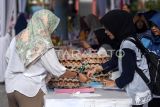 Penjual melayani pembelian telur saat berlangsungnya Gerakan Pangan Murah di Kantor Dinas Pangan Tanaman Pangan dan Hortikultura (DPTPH) Kaltim di Samarinda, Kaltim, Rabu (16/10/2024). Dalam menyambut Hari Pangan Sedunia, Pemerintah Provinsi Kaltim bersama Perum Bulog Samarinda dan pelaku usaha lokal menjual berbagai macam kebutuhan pokok dengan harga lebih murah dari pasar itu untuk meringankan beban masyarakat dalam memenuhi kebutuhan pangan. Antara Kaltim/M Risyal Hidayat