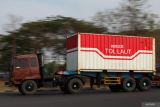 Truk bermuatan peti kemas melintas di jalan tol Surabaya-Gempol, Surabaya, Jawa Timur, Selasa (15/10/2024). Badan Pusat Statistik (BPS) mencatat neraca perdagangan Indonesia pada bulan September 2024 mengalami surplus sebesar 3,26 miliar dolar AS dengan rincian nilai ekspor sebesar 22,08 miliar dolar AS  serta nilai impor sebesar 18,82 miliar dolar AS, hal ini membuat neraca perdagangan Indonesia selama 53 bulan berturut-turut sejak Mei 2020 mengalami surplus. Antara Jatim/Didik Suhartono/um