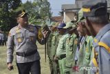 Kapolres Tasikmalaya AKBP Haris Dinzah (kiri) memeriksa anggota Linmas saat apel besar linmas di Lapang Pramuka, Singaparna Kabupaten Tasikmalaya, Jawa Barat, Rabu (16/10/2024). Apel besar yang digelar Polres Tasikmalaya itu, untuk mendukung pengamanan Pilkada serentak dengan menerjunkan 6.500 dari total 8.024 personil linmas se-Kabupaten Tasikmalaya dalam membantu Polri dan TNI mengamankan 2.827 TPS yang tersebar di 39 kecamatan. ANTARA FOTO/Adeng Bustomi/agr