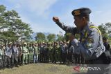 Anggota Linmas mengikuti apel besar linmas di Lapang Pramuka, Singaparna Kabupaten Tasikmalaya, Jawa Barat, Rabu (16/10/2024). Apel besar yang digelar Polres Tasikmalaya itu, untuk mendukung pengamanan Pilkada serentak dengan menerjunkan 6.500 dari total 8.024 personil linmas se-Kabupaten Tasikmalaya dalam membantu Polri dan TNI mengamankan 2.827 TPS yang tersebar di 39 kecamatan. ANTARA FOTO/Adeng Bustomi/agr