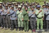 Anggota Linmas mengikuti apel besar linmas di Lapang Pramuka, Singaparna Kabupaten Tasikmalaya, Jawa Barat, Rabu (16/10/2024). Apel besar yang digelar Polres Tasikmalaya itu, untuk mendukung pengamanan Pilkada serentak dengan menerjunkan 6.500 dari total 8.024 personil linmas se-Kabupaten Tasikmalaya dalam membantu Polri dan TNI mengamankan 2.827 TPS yang tersebar di 39 kecamatan. ANTARA FOTO/Adeng Bustomi/agr