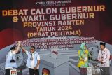 Cagub-cawagub nomor urut 1 Airin Rachmi Diany (kedua kanan) dan Ade Sumardi (kanan) serta cagub-cawagub nomor urut 2 Andra Soni (kedua kiri) dan Achmad Dimyati Natakusumah (kiri) saat debat pertama calon Gubernur dan calon Wakil Gubernur Provinsi Banten di Jakarta, Rabu (16/10/2024). Debat tersebut bertemakan 