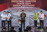 Ketua KPU Provinsi Banten Mohamad Ihsan (tengah) menyampaikan sambutan didampingi cagub-cawagub nomor urut 1 Airin Rachmi Diany (kedua kanan) dan Ade Sumardi (kanan) serta cagub-cawagub nomor urut 2 Andra Soni (kedua kiri) dan Achmad Dimyati Natakusumah (kiri) saat debat pertama calon Gubernur dan calon Wakil Gubernur Provinsi Banten di Jakarta, Rabu (16/10/2024). Debat tersebut bertemakan 