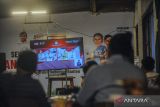 Sejumlah warga nonton bareng (nobar) debat calon Gubernur dan Wakil Gubernur Banten di Kota Serang, Banten, Rabu (16/10/2024). Debat perdana Pemilihan Gubernur dan Wakil Gubernur Banten tersebut digelar Komisi Pemilihan Umum (KPU) Provinsi Banten dengan mengangkat tema peningkatan kesejahteraan masyarakat dan akselerasi pembangunan berkeadilan di Banten. ANTARA FOTO/Muhammad Bagus Khoirunas/gp