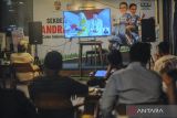 Sejumlah warga nonton bareng (nobar) debat calon Gubernur dan Wakil Gubernur Banten di Kota Serang, Banten, Rabu (16/10/2024). Debat perdana Pemilihan Gubernur dan Wakil Gubernur Banten tersebut digelar Komisi Pemilihan Umum (KPU) Provinsi Banten dengan mengangkat tema peningkatan kesejahteraan masyarakat dan akselerasi pembangunan berkeadilan di Banten. ANTARA FOTO/Muhammad Bagus Khoirunas/gp