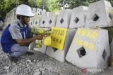 Pekerja melubangi substrat terumbu karang di Panongan, Kabupaten Tangerang, Banten, Rabu (16/10/2024). Dinas Kelautan Dan Pertanian Provinsi DKI Jakarta memproduksi sebanyak 3.800 substrat untuk kegiatan tranplantasi 15.200 bibit karang di Pulau Payung dan Pulau Tidung pada 2024 sebagai upaya pelestarian ekosistem biota laut. ANTARA FOTO/Sulthony Hasanuddin/gp