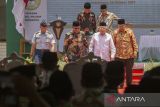 Wakil Presiden Ma'ruf Amin (kedua kanan) bersama Ketua Pembina Yayasan Darul Ma'arif Dedi Wahidi (kanan) berjalan menuju area kampus saat meresmikan Universitas Darul Ma'arif Indramayu di Karangampel, Indramayu, Jawa Barat, Rabu (16/10/2024). Wakil Presiden Ma'ruf Amin meresmikan Universitas Darul Ma'arif yang bertransformasi dari Sekolah Tinggi Keguruan dan Ilmu Pendidikan (STKIP) NU Indramayu dan nantinya akan dijadikan juga sebagai pusat informasi peradaban Islam di Indramayu. ANTARA FOTO/Dedhez Anggara/agr