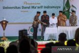 Wakil Presiden Ma'ruf Amin (tengah) bersama Ketua Pembina Yayasan Darul Maâarif Dedi Wahidi (kedua kanan) Penjabat (Pj.) Gubernur Jabar Bey Machmudin (kedua kiri) menekan tombol saat meresmikan Universitas Darul Maâarif Indramayu di Karangampel, Indramayu, Jawa Barat, Rabu (16/10/2024). Wakil Presiden Ma'ruf Amin meresmikan Universitas Darul Ma'arif yang bertransformasi dari Sekolah Tinggi Keguruan dan Ilmu Pendidikan (STKIP) NU Indramayu dan nantinya akan dijadikan juga sebagai pusat informasi peradaban Islam di Indramayu. ANTARA FOTO/Dedhez Anggara/agr