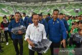 Presiden Joko Widodo (tengah) bersama jajaran terkait meresmikan Stadion Utama Sumatera Utara di Desa Sena, Batang Kuis, Deli Serdang, Selasa (15/10/2024). Presiden Joko Widodo meminta agar stadion yang dibangun menggunakan dana APBN (Anggaran Pendapatan dan Belanja Negara) sebesar Rp587 miliar dengan kapasitas 25.750 penonton tersebut segera diserahkan kepada para pengguna agar terawat dan tidak terbengkalai serta menjadi tempat pembinaan olahraga di Sumatera Utara. ANTARA FOTO/Fransisco Carolio