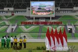 Presiden Joko Widodo (tengah) bersama jajaran terkait meresmikan Stadion Utama Sumatera Utara di Desa Sena, Batang Kuis, Deli Serdang, Selasa (15/10/2024). Presiden Joko Widodo meminta agar stadion yang dibangun menggunakan dana APBN (Anggaran Pendapatan dan Belanja Negara) sebesar Rp587 miliar dengan kapasitas 25.750 penonton tersebut segera diserahkan kepada para pengguna agar terawat dan tidak terbengkalai serta menjadi tempat pembinaan olahraga di Sumatera Utara. ANTARA FOTO/Fransisco Carolio