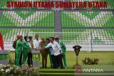 Presiden Joko Widodo (tengah) bersama jajaran terkait meresmikan Stadion Utama Sumatera Utara di Desa Sena, Batang Kuis, Deli Serdang, Selasa (15/10/2024). Presiden Joko Widodo meminta agar stadion yang dibangun menggunakan dana APBN (Anggaran Pendapatan dan Belanja Negara) sebesar Rp587 miliar dengan kapasitas 25.750 penonton tersebut segera diserahkan kepada para pengguna agar terawat dan tidak terbengkalai serta menjadi tempat pembinaan olahraga di Sumatera Utara. ANTARA FOTO/Fransisco Carolio