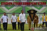 Presiden Joko Widodo (tengah) bersama jajaran terkait meresmikan Stadion Utama Sumatera Utara di Desa Sena, Batang Kuis, Deli Serdang, Selasa (15/10/2024). Presiden Joko Widodo meminta agar stadion yang dibangun menggunakan dana APBN (Anggaran Pendapatan dan Belanja Negara) sebesar Rp587 miliar dengan kapasitas 25.750 penonton tersebut segera diserahkan kepada para pengguna agar terawat dan tidak terbengkalai serta menjadi tempat pembinaan olahraga di Sumatera Utara. ANTARA FOTO/Fransisco Carolio