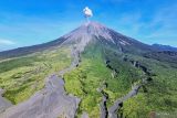 Foto udara asap vulkanis keluar dari kawah Gunung Semeru di Desa Supiturang, Lumajang, Jawa Timur, Kamis (17/10/2024). Bedasarkan data Pusat Vulkanologi Mitigasi Bencana Geologi (PVMBG) pada periode pengamatan Rabu (16/10) pukul 00:00-24:00 WIB Gunung Semeru mengalami aktivitas vulkanik 16 kali letusan teramati dengan tinggi asap 300-800 meter berwarna putih kelabu, satu kali guguran teramati dengan jarak luncur 1500 meter ke arah Besuk Kobokan, 55 kali gempa letusan atau erupsi amplitudo 10-22 mm selama 50-177 detik, dan 13 kali gempa guguran amplitudo 3-12 mm selama 45-136 detik. Antara Jatim/Irfan Sumanjaya/um