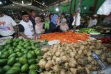 Calon Gubernur Jawa Timur nomor urut dua Khofifah Indar Parawansa (keempat kiri) membeli dagangan saat berkampanye di pasar Gedangan, Sidoarjo, Jawa Timur, Kamis (17/10/2024). Khofifah mensosialisasikan dirinya sebagai calon gubernur serta meninjau fasilitas pasar untuk mendengarkan keluhan dari sejumlah pedagang. Antara Jatim/Umarul Faruq