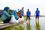 Pj Ketua PKK Sulsel tebar 10 ribu benih ikan nila di Danau Mawang Gowa