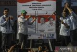 Pasangan calon Gubernur dan Wakil Gubernur Banten nomor urut dua Andra Soni (kedua kanan) dan Achmad Dimyati Natakusumah (kedua kiri) didampingi pasangan calon Wali Kota dan Wakil Wali Kota Serang Budi Rustandi (kanan) dan Nur Agis Aulia (kiri) menyampaikan orasi politik saat kampanye di Stadion Maulana Yusuf, Kota Serang, Banten, Kamis (17/10/2024). Pada kesempatan tersebut Andra-Dimyati berdialog sekaligus mendengarkan aspirasi warga, dan berjanji akan melaksanakan program sekolah gratis serta menyediakan lapangan pekerjaan jika terpilih menjadi Gubernur dan Wakil Gubernur Banten. ANTARA FOTO/Angga Budhiyanto/gp