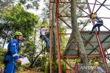 Instruktur memberikan arahan kepada calon pekerja ketinggian yang mengikuti ujian praktek di Pusat Pelatihan Skygers Indonesia di Cidadap, Bandung, Jawa Barat, Rabu (17/10/2024). Skygers Indonesia yang telah berdiri sejak 2007 tersebut menjadi penyedia jasa pembinaan K3 untuk pekerjaan pada ketinggian yang menyediakan layanan pelatihan keterampilan serta materi keselamatan di ketinggian untuk mendapatkan lisensi dari Kementerian Ketenagakerjaan Indonesia. ANTARA FOTO/Raisan Al Farisi/agr