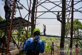 Instruktur memberikan arahan kepada calon pekerja ketinggian yang mengikuti ujian praktek di Pusat Pelatihan Skygers Indonesia di Cidadap, Bandung, Jawa Barat, Rabu (17/10/2024). Skygers Indonesia yang telah berdiri sejak 2007 tersebut menjadi penyedia jasa pembinaan K3 untuk pekerjaan pada ketinggian yang menyediakan layanan pelatihan keterampilan serta materi keselamatan di ketinggian untuk mendapatkan lisensi dari Kementerian Ketenagakerjaan Indonesia. ANTARA FOTO/Raisan Al Farisi/agr