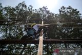 Calon pekerja ketinggian mengikuti ujian praktek di Pusat Pelatihan Skygers Indonesia di Cidadap, Bandung, Jawa Barat, Rabu (17/10/2024). Skygers Indonesia yang telah berdiri sejak 2007 tersebut menjadi penyedia jasa pembinaan K3 untuk pekerjaan pada ketinggian yang menyediakan layanan pelatihan keterampilan serta materi keselamatan di ketinggian untuk mendapatkan lisensi dari Kementerian Ketenagakerjaan Indonesia. ANTARA FOTO/Raisan Al Farisi/agr