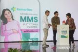 Menteri Kesehatan RI Budi Gunadi Sadikin (tengah) bersama Dirjen Kesehatan Masyarakat Kemenkes RI Maria Endang (kanan) dan Pj Gubernur Jawa Barat Bey Machmudin (kiri) berbincang saat Peluncuran Program Nasional Multiple Micronutrient Supplement (MMS) Multivitamin Ibu Hamil di Bandung, Jawa Barat, Kamis (17/10/2024). Kemenkes meluncurkan program nasional MMS Multivitamin Ibu Hamil sebagai pengganti tablet tambah darah (TTD) karena mengandung lebih banyak zat gizi mikro, 15 macam vitamin dan mineral esensial yang bermanfaat menjaga nutrisi dan gizi kandungan sehingga mampu mencegah dan menekan prevalensi stunting di Indonesia. ANTARA FOTO/Novrian Arbi/agr