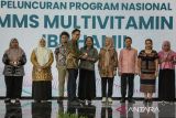 Menteri Kesehatan RI Budi Gunadi Sadikin (tengah) memberikan multivitamin  secara simbolik kepada sejumlah perwakilan dinkes provinsi di Indonesia saat Peluncuran Program Nasional Multiple Micronutrient Supplement (MMS) Multivitamin Ibu Hamil di Bandung, Jawa Barat, Kamis (17/10/2024). Kemenkes meluncurkan program nasional MMS Multivitamin Ibu Hamil sebagai pengganti tablet tambah darah (TTD) karena mengandung lebih banyak zat gizi mikro, 15 macam vitamin dan mineral esensial yang bermanfaat menjaga nutrisi dan gizi kandungan sehingga mampu mencegah dan menekan prevalensi stunting di Indonesia. ANTARA FOTO/Novrian Arbi/agr