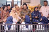 Menteri Kesehatan RI Budi Gunadi Sadikin (tengah) bersama Dirjen Kesehatan Masyarakat Kemenkes RI Maria Endang (kiri) berdialog dengan ibu hamil usai peluncuran Program Nasional Multiple Micronutrient Supplement (MMS) Multivitamin Ibu Hamil di UPT Puskesmas Cempaka Arum, Bandung, Jawa Barat, Kamis (17/10/2024). Kemenkes meluncurkan program nasional MMS Multivitamin Ibu Hamil sebagai pengganti tablet tambah darah (TTD) karena mengandung lebih banyak zat gizi mikro, 15 macam vitamin dan mineral esensial yang bermanfaat menjaga nutrisi dan gizi kandungan sehingga mampu mencegah dan menekan prevalensi stunting di Indonesia. ANTARA FOTO/Novrian Arbi/agr