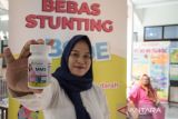 Warga menunjukkan kemasan  multivitamin usai Peluncuran Program Nasional Multiple Micronutrient Supplement (MMS) Multivitamin Ibu Hamil di UPT Puskesmas Cempaka Arum, Bandung, Jawa Barat, Kamis (17/10/2024). Kemenkes meluncurkan program nasional MMS Multivitamin Ibu Hamil sebagai pengganti tablet tambah darah (TTD) karena mengandung lebih banyak zat gizi mikro, 15 macam vitamin dan mineral esensial yang bermanfaat menjaga nutrisi dan gizi kandungan sehingga mampu mencegah dan menekan prevalensi stunting di Indonesia. ANTARA FOTO/Novrian Arbi/agr