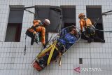 Anggota BPBD Ciamis mengevakuasi korban dengan cara vertical rescue saat simulasi penanganan bencana alam megathrust dan hidrometeorologi basah di kantor Setda Kabupaten Ciamis, Jawa Barat, Kamis (17/10/2024). Simulasi mitigasi bencana tersebut untuk memberikan edukasi, sosialisasi, dan kesiapsiagaan di lingkungan pegawai negeri sipil dalam penanggulangan serta pengurangan resiko bencana megathrust. ANTARA FOTO/Adeng Bustomi/agr
