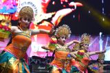 Penari tampil saat pembukaan Sanur Village Festival 2024 di Pantai Mertasari, Sanur, Denpasar, Bali, Rabu (16/10/2024). Festival yang mengangkat tema Asta Brateswarya itu diselenggarakan untuk mengembangkan berbagai potensi pariwisata dan ekonomi kreatif di kawasan Sanur. ANTARA FOTO/Fikri Yusuf/wsj.