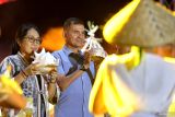 Menteri Pemberdayaan Perempuan dan Perlindungan Anak (PPPA) I Gusti Ayu Bintang Darmawati (kiri) dan Pangdam IX/Udayana Mayor Jenderal TNI Muhammad Zamroni (tengah) membuka Sanur Village Festival 2024 di Pantai Mertasari, Sanur, Denpasar, Bali, Rabu (16/10/2024). Festival yang mengangkat tema Asta Brateswarya itu diselenggarakan untuk mengembangkan berbagai potensi pariwisata dan ekonomi kreatif di kawasan Sanur. ANTARA FOTO/Fikri Yusuf/wsj.