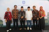 Komisaris Utama PT Bank Tabungan Negara (persero) Tbk (BTN), Chandra M. Hamzah (kedua dari kiri) dan  Prof. Dr. H.  Syamsul Anwar, M.A Ketua Bidang Tarjih dan Tajdid PP Muhammadiyah ( ketiga dari kiri) serta Munichy B Edrees,Ir. M.Arch. mewakili Keluarga  KHA Dahlan (ketiga dari kanan) berfoto bersama usai acara peletakan batu pertama atau  groundbreaking  Masjid KHA Dahlan di  Padepokan KHA Ahmad Dahlan Yogyakarta, Senin (14/10).

Bantuan renovasi maupun pembangunan sarana ibadah yang dilakukan tersebut merupakan bentuk kepedulian terhadap Masyarakat sekaligus menjaga dan melestarikan salah satu bangunan cagar budaya.