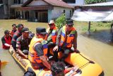 Penjabat Gubernur Kalimantan Barat Harisson memantau banjir yang melanda Sosok, Kecamatan Tayan Hulu, Kabupaten Sanggau, Kalimantan Barat, Jumat (18/10/2024). Harisson mengatakan banjir yang disebabkan oleh tingginya curah hujan tersebut melanda enam dusun di Kecamatan Tayan Hulu, Kabupaten Sanggau yang berdampak pada empat ribu jiwa penduduk setemapt.  Antara Kalbar/HO/Prokopim Pemprov Kalbar