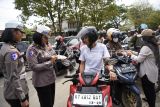 Anggota Polwan Satlantas Polresta Samarinda memeriksa STNK pengendara saat terjaring penertiban pajak kendaraan bermotor di Samarinda, Kalimantan Timur, Jumat (18/10/2024). Penertiban yang digelar oleh Unit Pelaksana Teknis Dinas Pelayanan Pajak Retribusi Daerah (UPTD PPRD) Badan Pendapatan Daerah (Bapenda) Provinsi Kaltim bersama Satlantas Polresta Samarinda, Jasa Raharja hingga Polisi Militer TNI AD itu bertujuan untuk meningkatkan kedisiplinan masyarakat dalam membayar pajak sekaligus mendongkrak pendapatan daerah. Antara Kaltim/M Risyal Hidayat